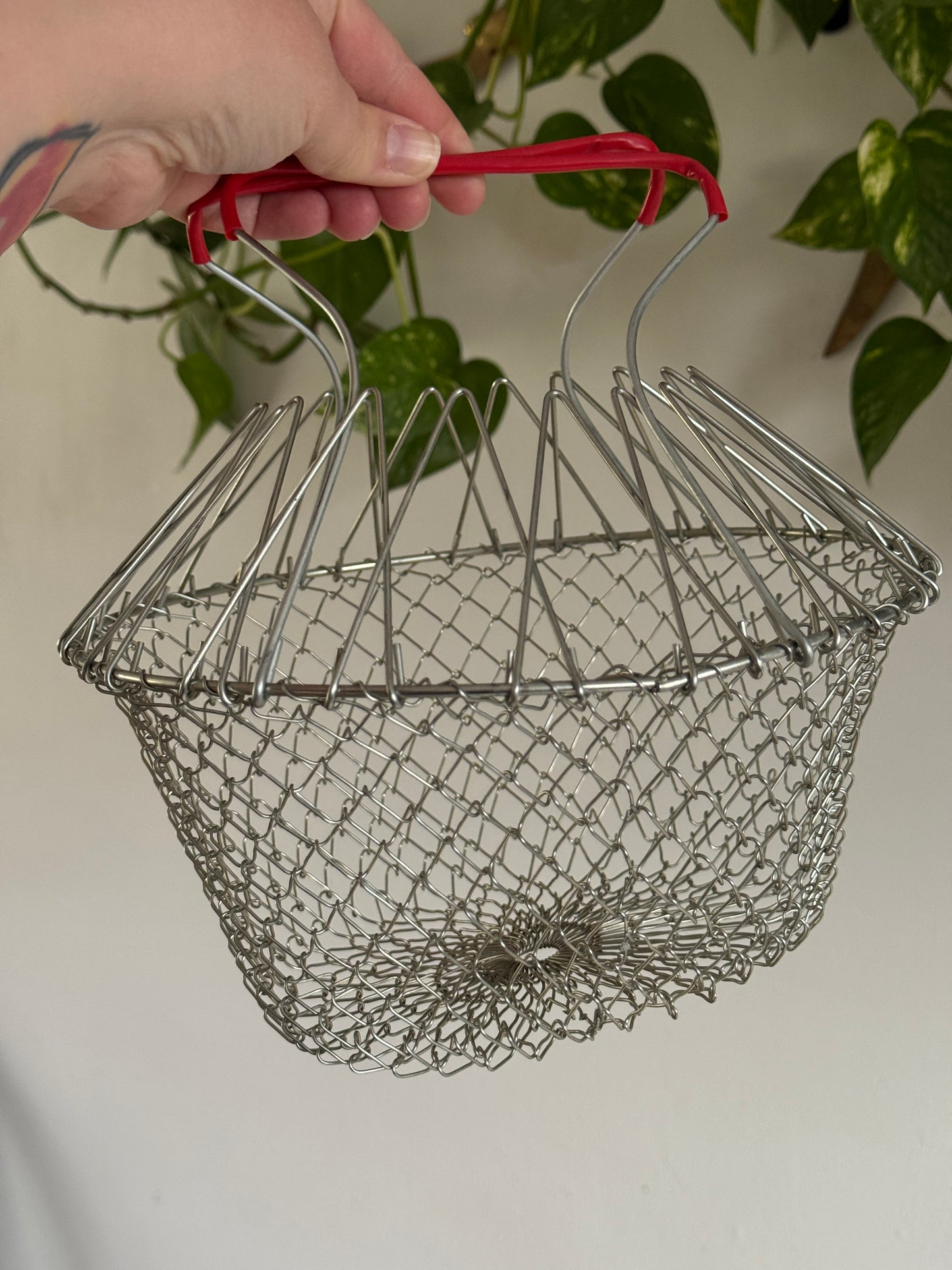 ONE Collapsible Metal Mesh Wire Egg Collecting Basket with Red Handles