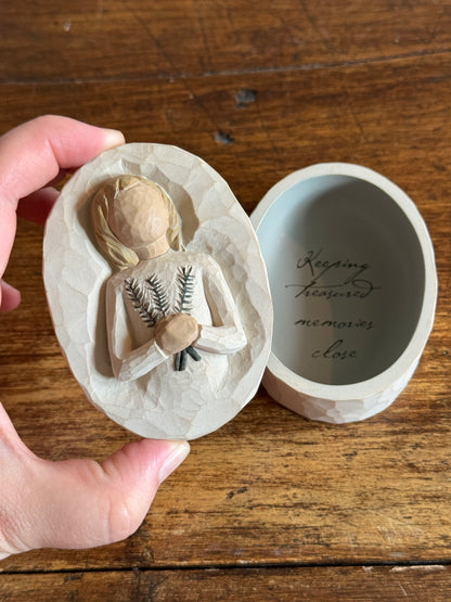 Willowtree Remembrance 2004 Trinket Box- Keeping Treasured Memories Close