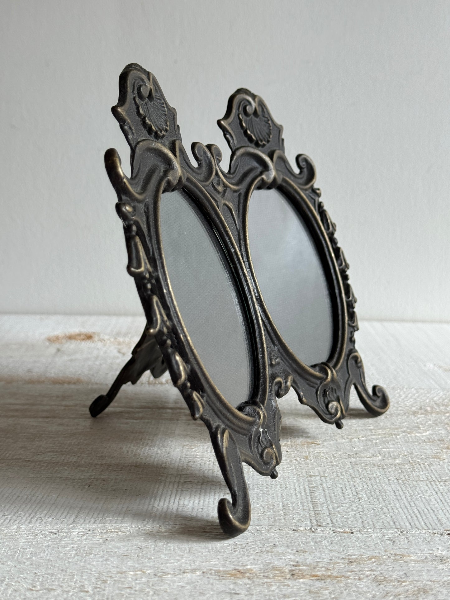 Vintage Ornate Metal Double Photo Frame with Stand - Detailed Metal Photo Frame Picture Holder