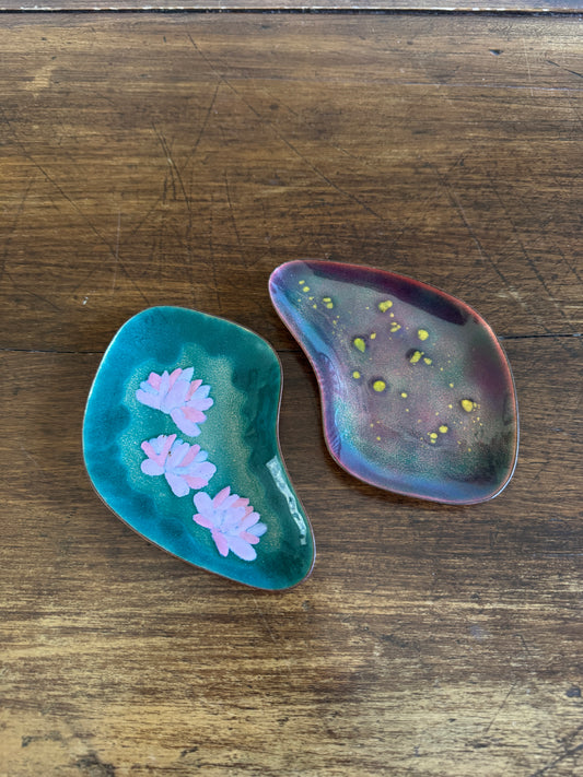 Vintage Pair of Enamel Trinket Dishes - One with Flowers, One with Speckles